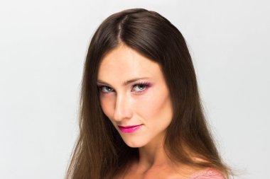 Güzel kız. Beyaz bir arka plan üzerinde izole. Mükemmel cilt. Güzellik yüz. Profesyonel makyaj