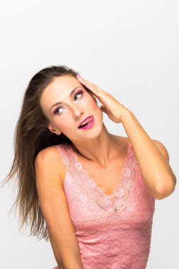 Profesyonel makyaj ile güzel kadın yüzü. Göz kırpıyor ve izole dilini, gösterilen kız