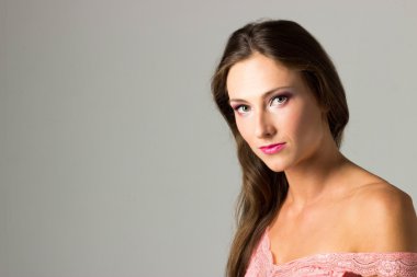 Güzel kız. Beyaz bir arka plan üzerinde izole. Mükemmel cilt. Güzellik yüz. Profesyonel makyaj