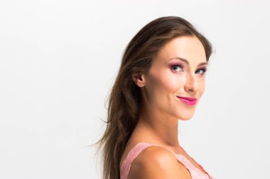 Güzel kız. Beyaz bir arka plan üzerinde izole. Mükemmel cilt. Güzellik yüz. Profesyonel makyaj