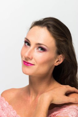 Güzel kız. Beyaz bir arka plan üzerinde izole. Mükemmel cilt. Güzellik yüz. Profesyonel makyaj