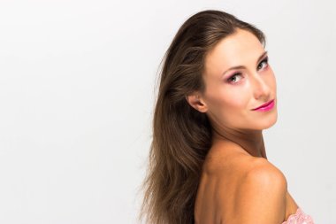 Güzel kız. Beyaz bir arka plan üzerinde izole. Mükemmel cilt. Güzellik yüz. Profesyonel makyaj