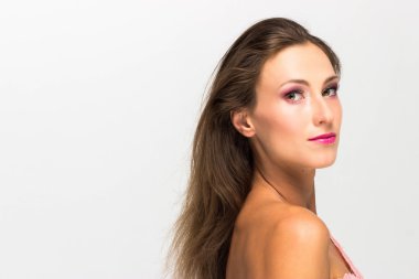 Güzel kız. Beyaz bir arka plan üzerinde izole. Mükemmel cilt. Güzellik yüz. Profesyonel makyaj