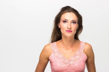 Güzel kız. Beyaz bir arka plan üzerinde izole. Mükemmel cilt. Güzellik yüz. Profesyonel makyaj