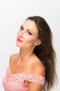 Güzel kız. Beyaz bir arka plan üzerinde izole. Mükemmel cilt. Güzellik yüz. Profesyonel makyaj