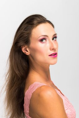 Güzel kız. Beyaz bir arka plan üzerinde izole. Mükemmel cilt. Güzellik yüz. Profesyonel makyaj