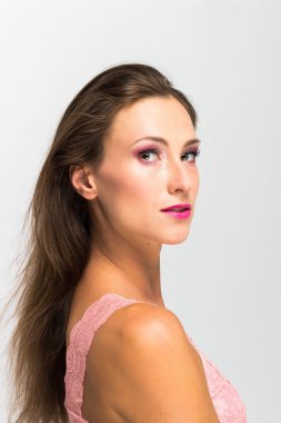 Güzel kız. Beyaz bir arka plan üzerinde izole. Mükemmel cilt. Güzellik yüz. Profesyonel makyaj