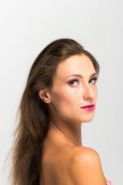 Güzel kız. Beyaz bir arka plan üzerinde izole. Mükemmel cilt. Güzellik yüz. Profesyonel makyaj