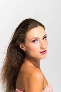Güzel kız. Beyaz bir arka plan üzerinde izole. Mükemmel cilt. Güzellik yüz. Profesyonel makyaj