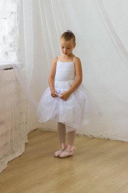 Sevimli utangaç küçük balerin klasik tutu poz