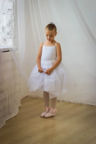 Симпатичная застенчивая балерина, позирующая в классической пачке — стоковое фото