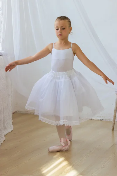 Милая балерина, позирующая в классической пачке — стоковое фото