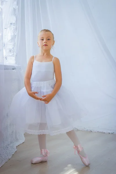 Süße kleine Ballerina posiert im klassischen Tutu — Stockfoto