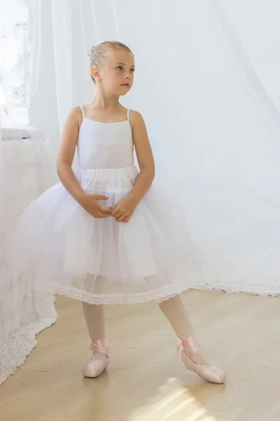 Süße kleine Ballerina posiert im klassischen Tutu — Stockfoto