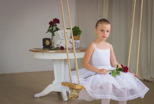 Retrato de una linda bailarina en columpio con rosa. Concepto de princesa. Cola de hadas —  Fotos de Stock