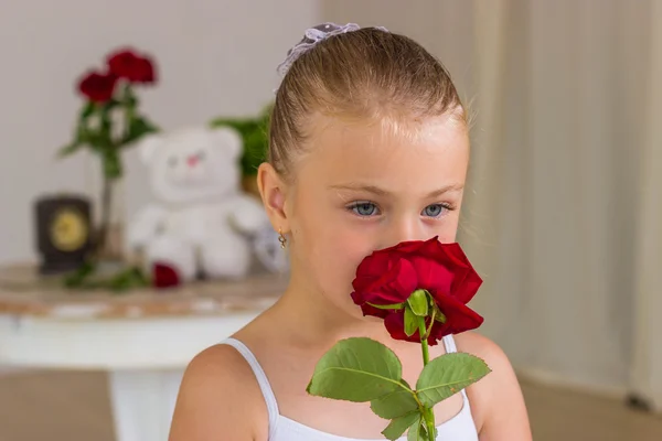 Porträt einer kleinen süßen Ballerina auf Schaukel mit Rose. Feenschwanz — Stockfoto