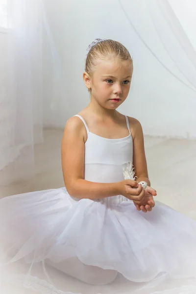 Kleine süße Ballerina mit weißem Vogel. Prinzessinnenkonzept. Feenschwanz — Stockfoto