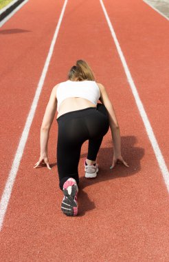 Atletik kadın koşmaya başladı