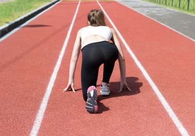 Atletik kadın koşmaya başladı