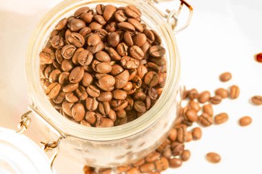 Cam sürahi kahve çekirdekleri izole tam