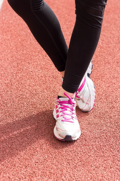 Red and white sport shoes on athlete — Zdjęcie stockowe