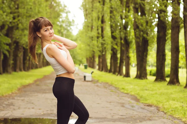 Deporte mujer joven posando en el parque — Foto de Stock