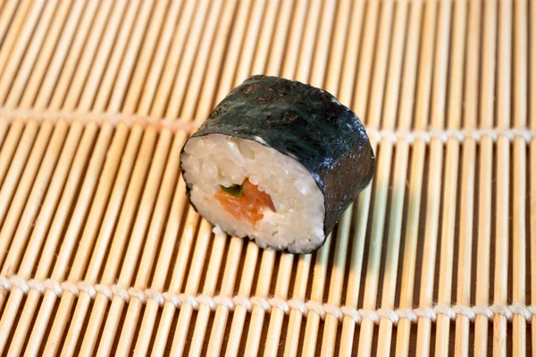 Sushi på bambu matta — Stockfoto