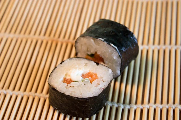 Sushi på bambu matta — Stockfoto