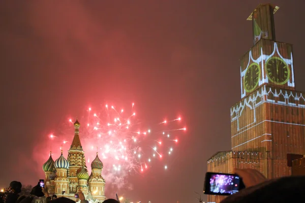 Moscow fireworks on New Year evening, outdoors — Stock Photo, Image