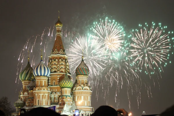 Moscú fuegos artificiales en la noche de Año Nuevo, al aire libre —  Fotos de Stock
