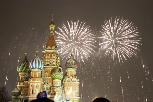 Moscú fuegos artificiales en la noche de Año Nuevo, al aire libre — Foto de Stock