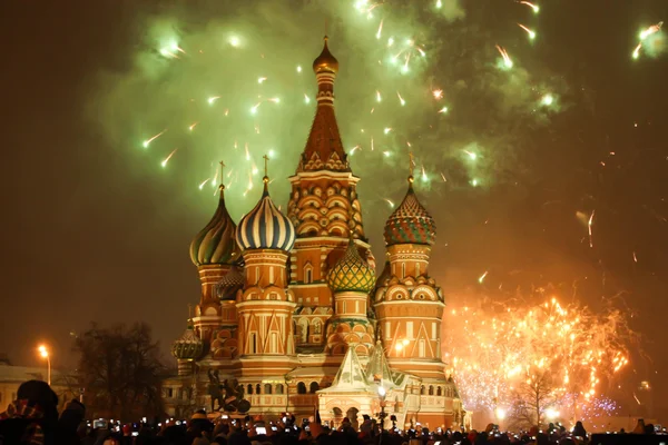 Moscú fuegos artificiales en la noche de Año Nuevo, al aire libre —  Fotos de Stock