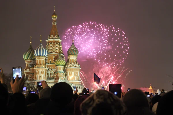 Moscú fuegos artificiales en la noche de Año Nuevo, al aire libre —  Fotos de Stock