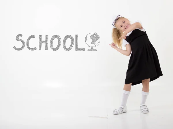Concepto de vuelta a la escuela, niña alegre escuela de pie, aislado — Foto de Stock