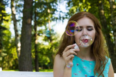 Yaz aylarında açık havada kabarcıklar üfleme güzel kadın