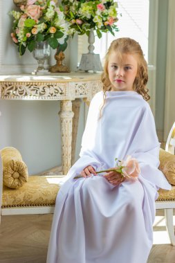 Gül, küçük melek ile oturan neşeli şirin kız