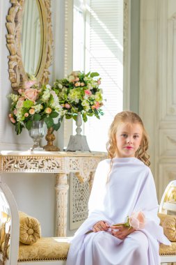 Gül, küçük melek ile oturan neşeli şirin kız