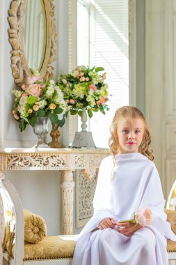 Gül, küçük melek ile oturan neşeli şirin kız