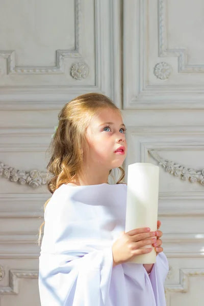 Krásný malý anděl se svíčka modlí — Stock fotografie