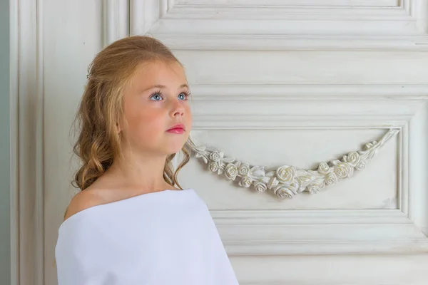 Ein schönes kleines Mädchen Engel in weißer Robe, Emotionen — Stockfoto