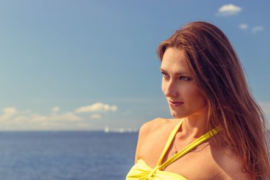 Mavi denize yakın poz bikinili güzel kadın