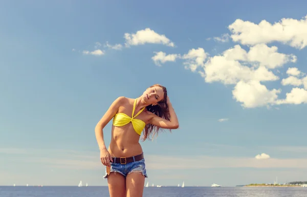 Vacker kvinna i bikini poserar nära havet — Stockfoto