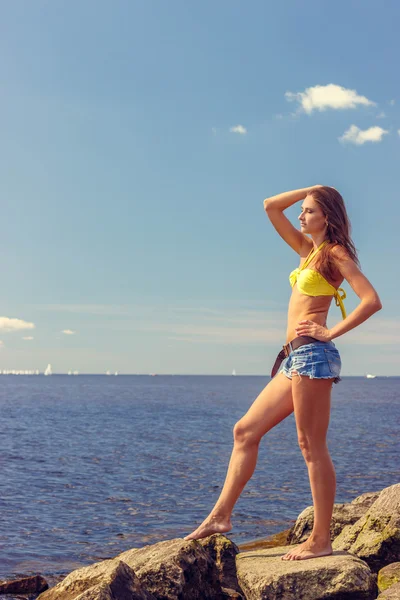 Vacker kvinna i bikini poserar nära havet — Stockfoto