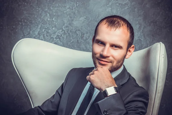 Brutal sexy hombres de negocios en traje con corbata sentado en la silla. Concepto de jefe . —  Fotos de Stock
