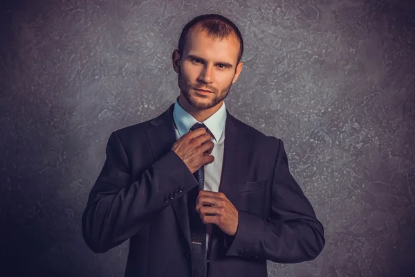 Brutali uomini d'affari sexy in giacca e cravatta in piedi vicino al muro. Concetto di capo . — Foto Stock