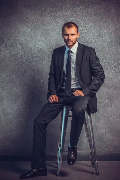 Brutali uomini d'affari in giacca e cravatta seduti sulla sedia. Concetto di capo . — Foto Stock