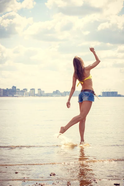 Happy vacker kvinna i bikini vila nära på stranden — Stockfoto