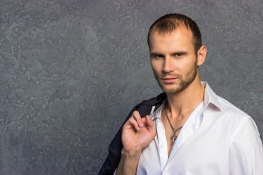 Acımasız işadamları kısa ceket ile tutarak ayakta çapraz. Patron kavramı.