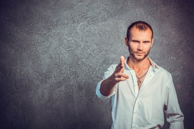 Kısacası ayakta acımasız iş adamları. Patron kavramı.