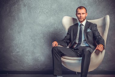 Acımasız işadamları sandalyede oturan kravat ile takım elbiseli. Patron kavramı.